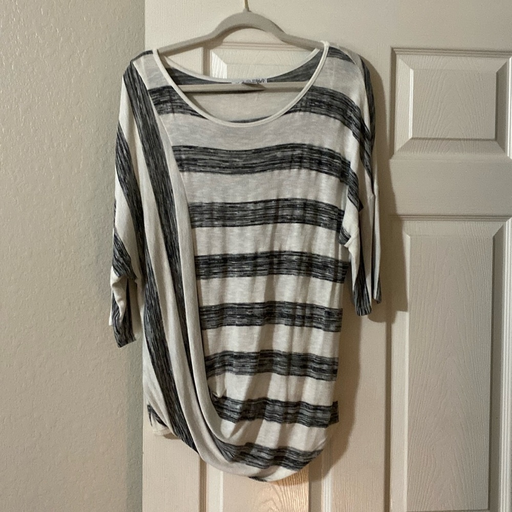 Women’s top with three-quarter sleeves